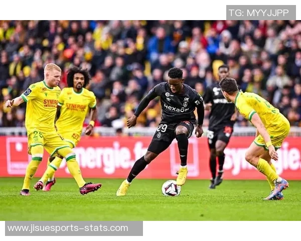 英超精彩对决：里昂与莱比锡战成平局乌龙球引发全场热潮