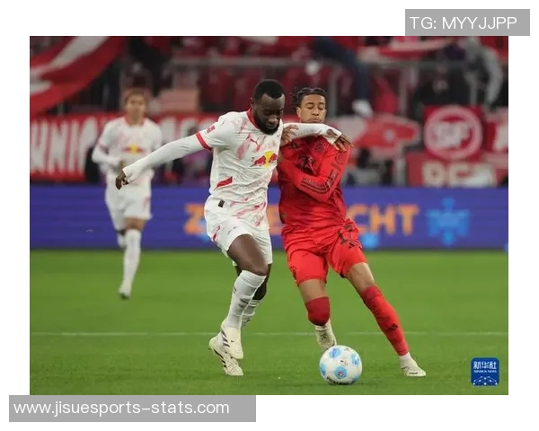 英超激战：拜仁与莱比锡战成平局神扑瞬间点燃全场激情